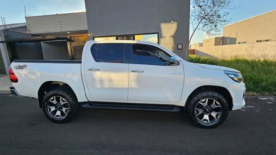 TOYOTA HILUX 2.8 SRV 4X4 CD 16V DIESEL 4P AUTOMÁTICO